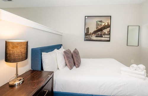 Plaza Midwood Apartment | Viagem Modern Studio with Parking