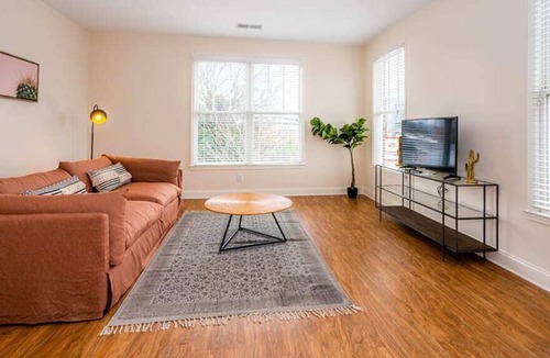 Wesley Heights Apartment | Viagem Stylish Studio in Top Location