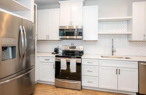 Plaza Midwood Apartment | Viagem Welcoming 1BR with Pool and Gym