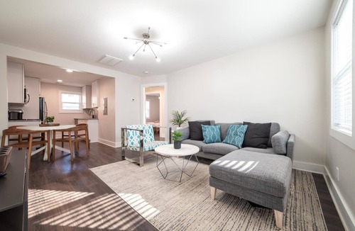 Villa Heights House | Vibrant & Chic 2 Bedroom near Uptown by, Mansion™