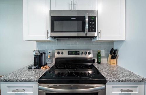 Villa Heights House | Vibrant & Chic 2 Bedroom near Uptown by, Mansion™