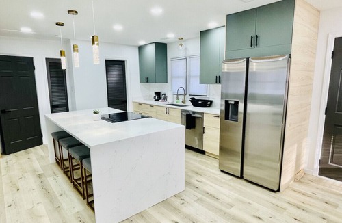 Greensboro House | Vibrant Modern Home at Prime Location 4 bed 3 bath