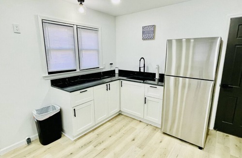 Greensboro House | Vibrant Modern Home at Prime Location 4 bed 3 bath