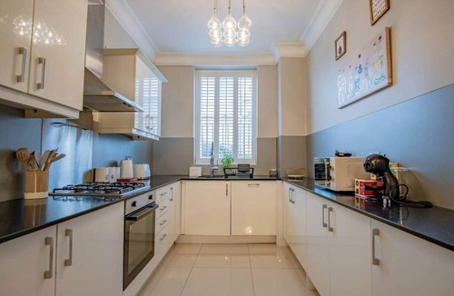 Cheltenham Apartment | Victorian 2-Bed Apartment + Parking