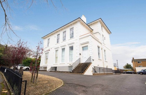 Cheltenham Apartment | Victorian 2-Bed Apartment + Parking