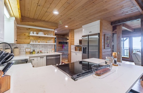 Highlands Cabin | VIEW! Romantic Cabin for 2 - Secluded yet close to picturesque Highlands