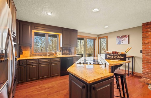 Beech Mountain Cabin | VIEWS~Black Bear 5BR Hot Tub~Fire Pit~ Game Room