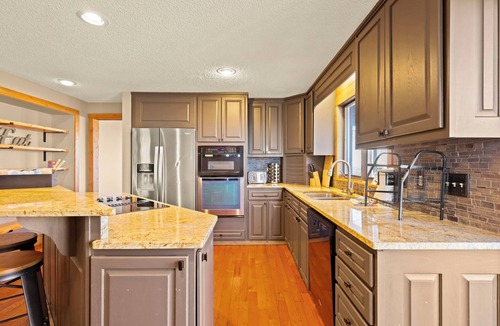 Beech Mountain Cabin | VIEWS~Black Bear 5BR Hot Tub~Fire Pit~ Game Room