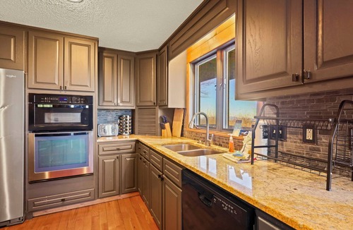 Beech Mountain Cabin | VIEWS~Black Bear 5BR Hot Tub~Fire Pit~ Game Room