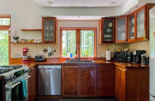 Bakersville Cabin | Views! Japanese Soaking Tub. Double Fireplace. Chef Kitchen, Herb Garden