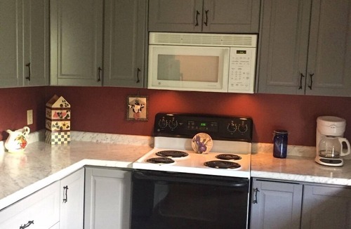 West Jefferson House | Views! Paved Road! KING & Queen beds! 1 FLOOR! 8 min to W Jeff, 30 min to Boone