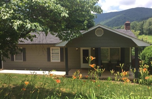 West Jefferson House | Views! Paved Road! KING & Queen beds! 1 FLOOR! 8 min to W Jeff, 30 min to Boone