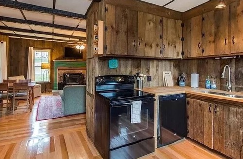 Vilas Cottage | Vilas Cottage - Located less than 10 min from King Street, 100yr old farm house
