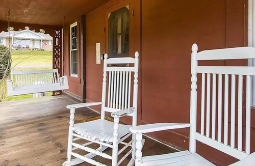 Vilas Cottage | Vilas Cottage - Located less than 10 min from King Street, 100yr old farm house