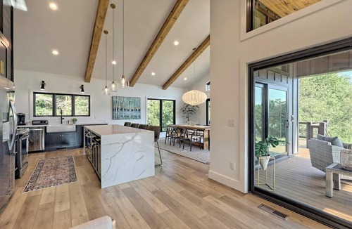 Hayesville House | Vineyard House "Casa Tra Le Vigne" by Chatuge Home Concierge Lake access, firepit, ping pong
