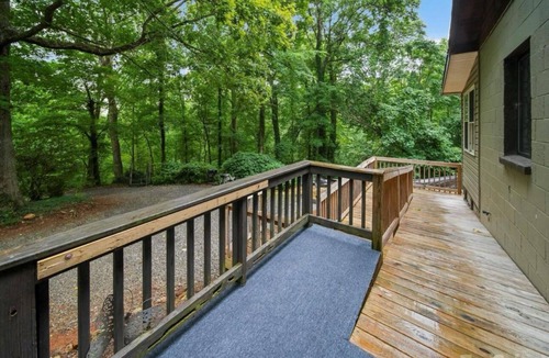 Lynn House | Vineyard Mountain Cottage on 7 Acres - Private yet Close to Town!
