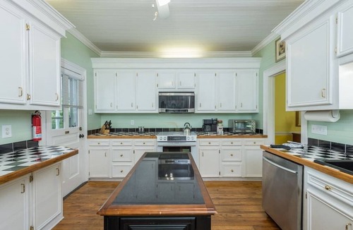 Burnsville House | ⭐️Vintage Country Mansion w/Majestic Mountain Views⭐️