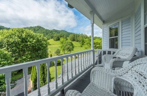 Burnsville House | ⭐️Vintage Country Mansion w/Majestic Mountain Views⭐️