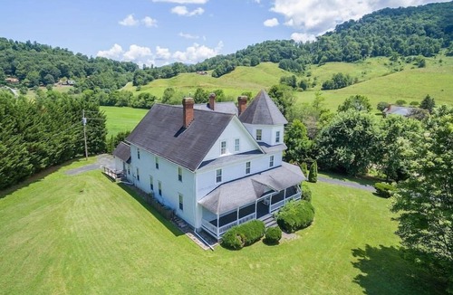 Burnsville House | ⭐️Vintage Country Mansion w/Majestic Mountain Views⭐️