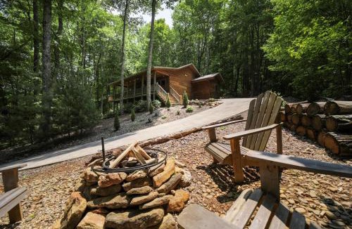 Cullowhee House | Visit WCU and Ski Sapphire Valley! Smoky Mtn Cabin