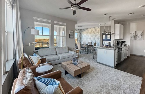 Cornelius Apartment | Vista at Antiquity 2-Kings, Queen & Elevator