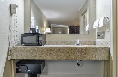 East Raleigh Hotel | Wake Inn