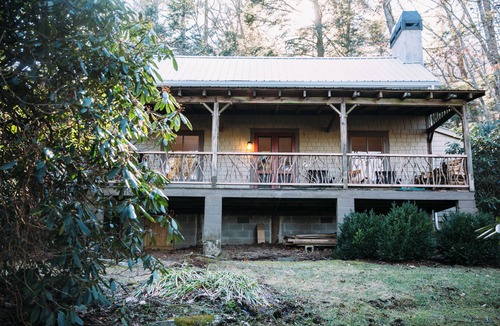 Highlands Cabin | Walk Everywhere, Large Fenced Yard Perfect for Kids/Dogs, Wood Burning Fireplace