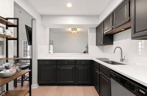 Rutledge Hill Apartment | Walk to Broadway! Central Trendy Loft/2 King 1Qn