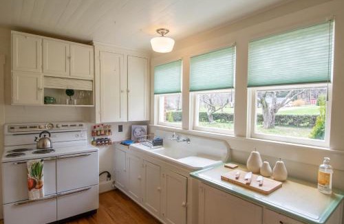 West Jefferson House | Walk to Downtown West Jefferson! Farmers Market, Breweries & MORE