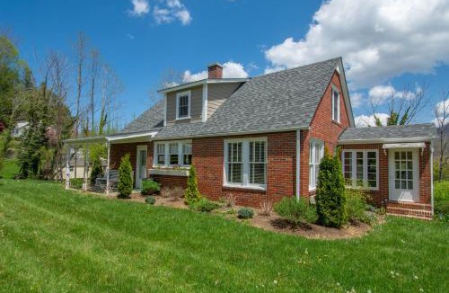 West Jefferson House | Walk to Downtown West Jefferson! Farmers Market, Breweries & MORE