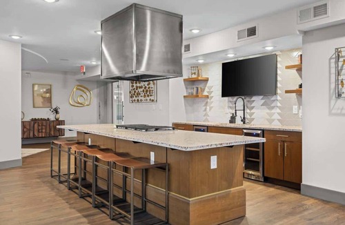 The Gulch Apartment | Walk to Gulch & Broadway 2BR Retreat