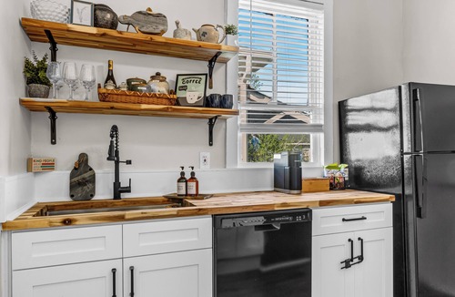 Metropolitan House | Walk to Iconic Forsyth PkOff St PkgKingB1Gb WifiFull KitchenSmart TV, Ntflx