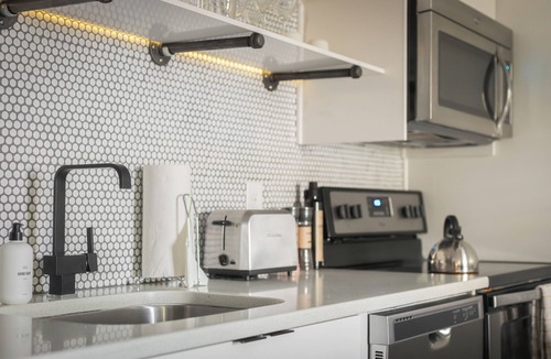 Rutledge Hill House | Walk to Live Music + DT | Shared Patio + Stylish Suite | SoBro Guest House