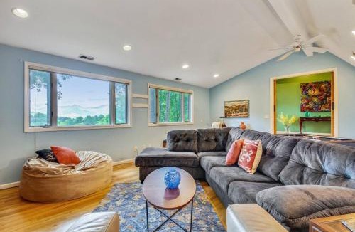 Burnsville Ski Chalet | Walk To Main St, Pets Ok, Close To Shops, Hiking