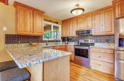 Burnsville Ski Chalet | WALK TO MAIN ST., Pets OK, Close to Shops, Hiking, 30 min to Hatley Pointe