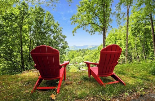 Burnsville Ski Chalet | WALK TO MAIN ST., Pets OK, Close to Shops, Hiking, 30 min to Hatley Pointe