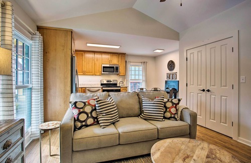 Saluda Apartment | Walk to Main Street Eats: Remodeled Saluda Apt