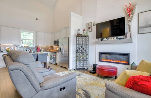 Greenwood Cottage | Walk to Marina: Lake Greenwood Retreat w/Hot Tub