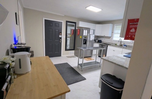 Clearwater House | Walk to Peach Jam! 3BR 2BA Sleeps 8