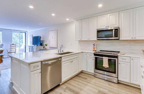 Harbour Town Condo | Walk to Pier & Golf: Heart of Harbour Town Condo