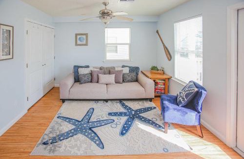 Surfside Beach House | Walk to Shore & Eats: Surfside Beach House