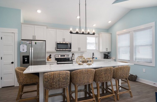 Corolla Light House | Walk to the beach, Dogs ok! Huge SW community Pool -Close to all!