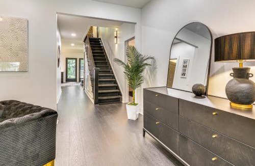 Lexington House | Walk to Uptwn Lexington Modern Retreat with Porch!