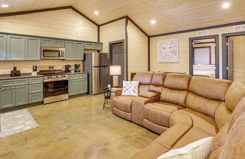 Murray Cabin | Walk to Water: Irvin Cobb Resort Cabin!