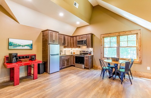 Glenville Apartment | Walk-up apartment with resort amenities: firepit, sports courts & hiking