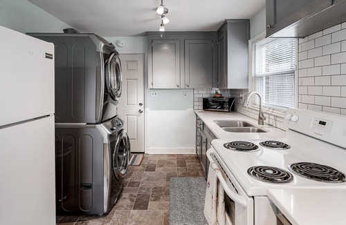 Plaza Midwood House | ★Walkable 2BR Plaza Midwood Bungalow★ Free Parking