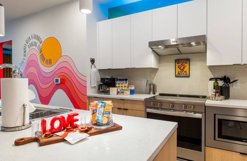 Eighth Avenue Condo | Walkable Group Condo with Pool