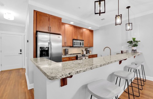 Old West Broad Neighborhood House | Walkable South Historic District 2BDR Retreat Near Forsyth Park | The Juliette