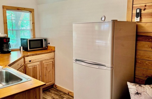 Marion Cabin | Walking Distance to Lake James: Resort Amenities