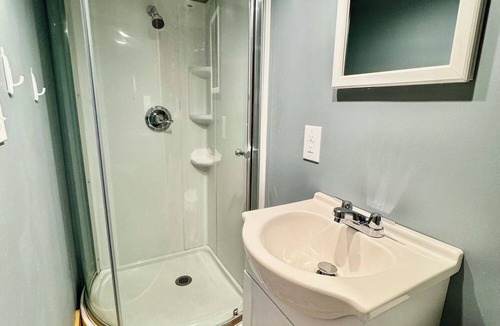Marion Cabin | Walking Distance to Lake James: Resort Amenities